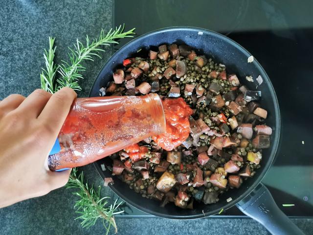 gehackte oder passierte Tomaten zur Linsen-Gemüsemischung geben | Foto: Katrin Ebetshuber