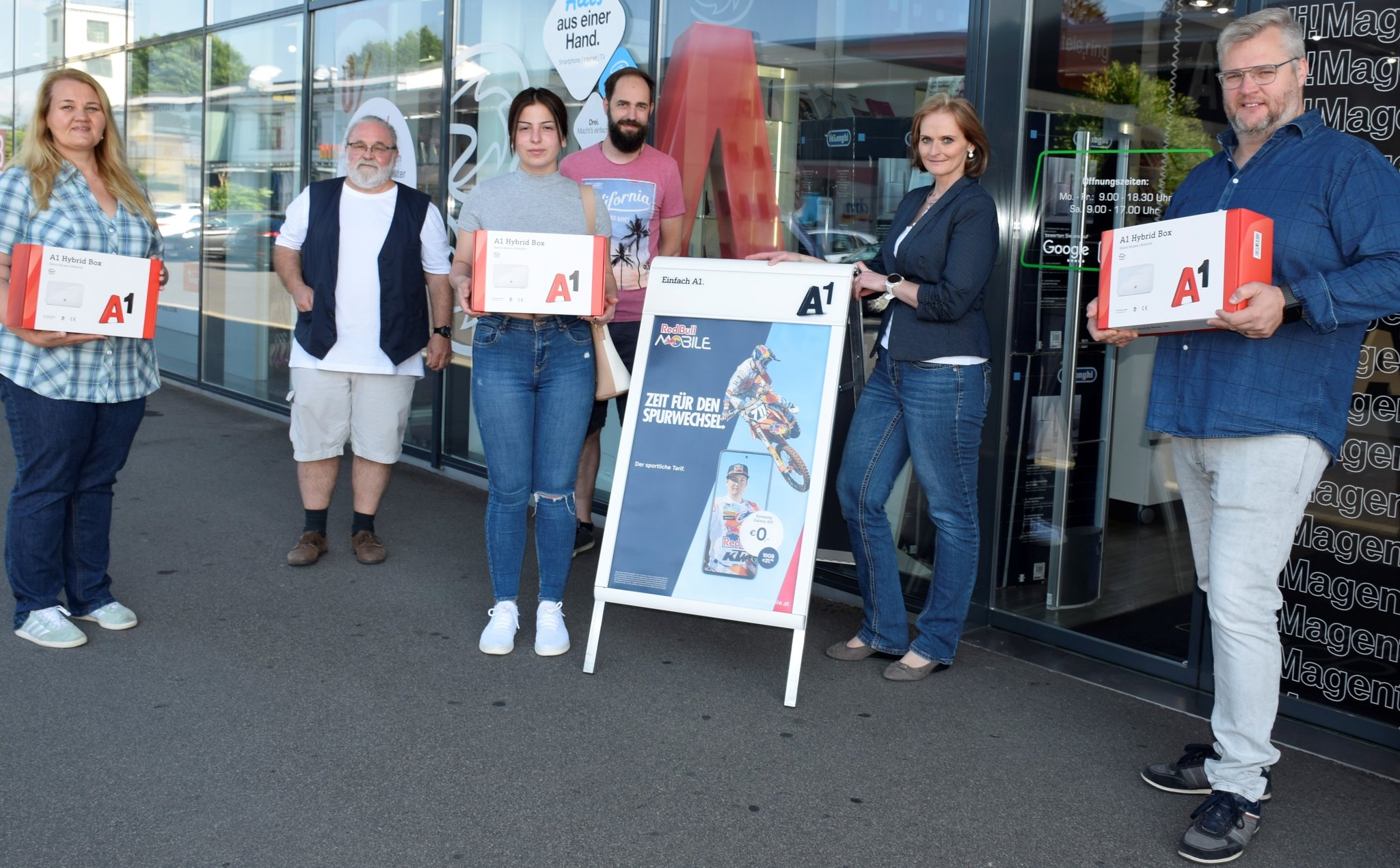 A1 und Panoramapark spenden SoWo Jugendlichen Tablets für