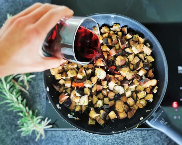 mit Rotwein aufgießen - dieser Schritt ist optional und kann auch ausgelassen werden | Foto: Katrin Ebetshuber