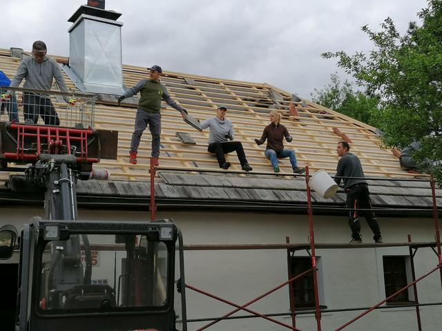 Die freiwilligen Helfer beim Eindecken des Daches. | Foto: Privat