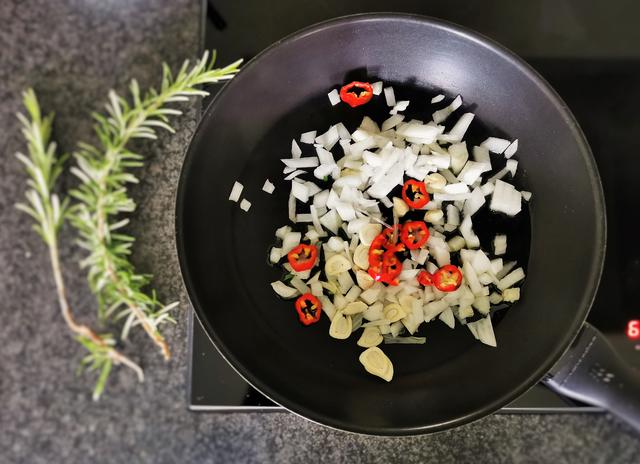 Zwiebel, Knoblauch und Chili (optional) in Olivenöl anschwitzen | Foto: Katrin Ebetshuber