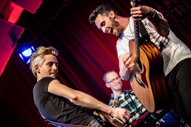 Steht wieder auf der Bühne: Sänger James Cottriall (r.) mit seinem Gitarristen Bern Wagner. | Foto: Snow White Photography