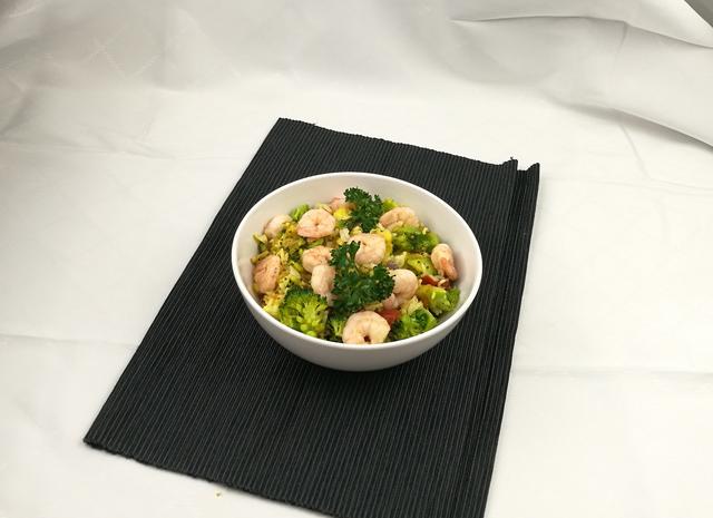 Die Paella mit Garnelen hat nur 450 kcal pro Portion und ist das Nationalgericht der Region Valencia in Spanien und der spanischen Ostküste. | Foto: Julia Steindl, Caprilife