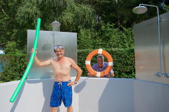 Für einen Spaß zu haben: Bürgermeister-Dusche mit Schwimmnudel und Gemeinderat im Schwimmreifen.
