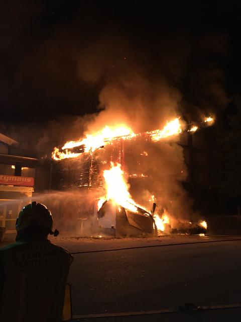 Am 21. Juli geriet die Diskothek "Partymaus" in Kirchbichl in Brand. Viele Einsatzkräfte, verschiedener Feuerwehren versuchten den Brand zu löschen. Die Ursache ist derzeit noch unklar.  | Foto: ZOOM.Tirol
