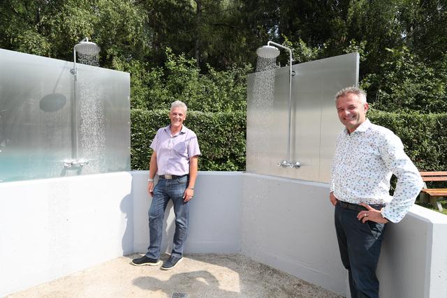 Andreas Pinkl (l.) und Peter Steinwender (r.) bei den modernen Duschen.