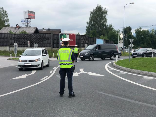 Kontrolle an der Abfahrt Wals-Siezenheim.
 | Foto: Land Salzburg/Melanie Hutter