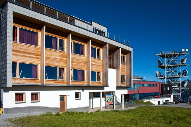 Bild 01: Südseite der Gipfelhütte