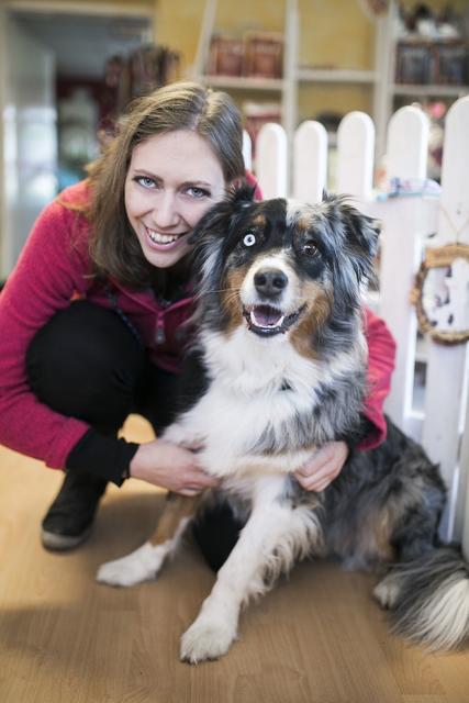 Hunde und Katzen sind ihr Ein und Alles: Julia Hollaus aus Neustift hat ein großes Herz für alle Vierpfoter in unserer Region. | Foto: Tanja Hofer