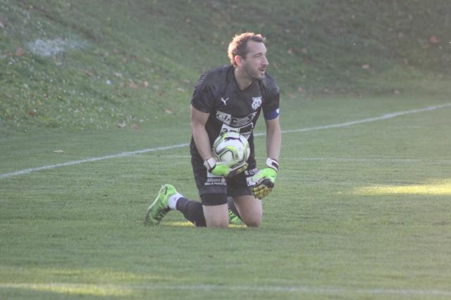 Am Trikot von Alex Bernhardt verschwindet das Bankenlogo.