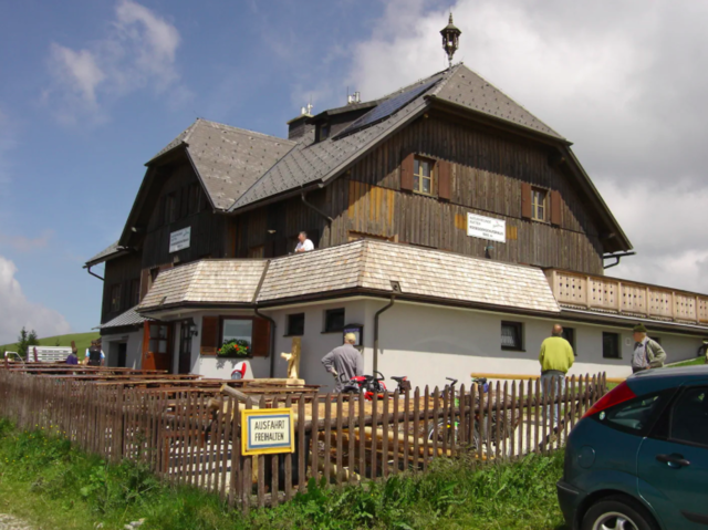 Das Roseggerhaus (1.588 m) auf der Pretulalpe hat seit 26. Juni einen neuen Pächter. | Foto: Naturfreunde (2x)