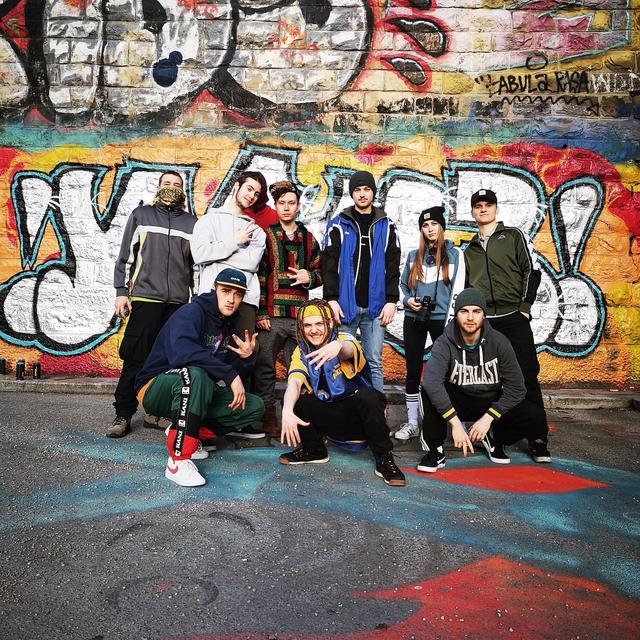 KGW3 mit Rapper "BenJo" Benjamin Gstöttner (Mitte), "DoJo" David Gstöttner (links) und Trompeter "iZ" Isaac Knapp (rechts) veröffentlichten auf YouTube „Quarantäne“, einen nachdenklichen Song zur Corona-Krise. Spenden und Einnahmen der Extended Play kommen der Corona-Hilfe der Caritas im Ausland zugute. | Foto: KGW3