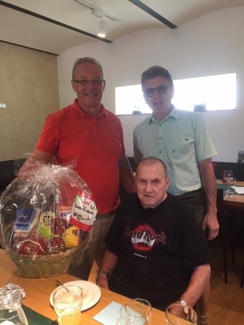 Vizebürgermeister Werner Kurz und Gemeinderat Franz Zillinger gratulierten Leopold Plank zu seinem 80. Geburtstag recht herzlich und überreichten einen Geschenkkorb. | Foto: Gemeinde Schönkirchen-Reyersdorf