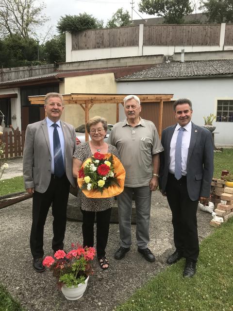 Die Marktgemeinde Angern gratulierte Maria und Johann Moser zur goldenen Hochzeit. Gratulanten: Bürgermeister Robert Meißl und Ortsvorsteher Ernst Hahn. | Foto: Gemeinde Angern
