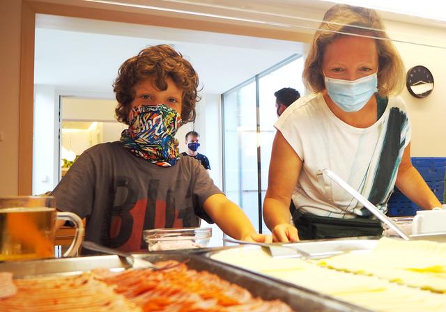Corona-Maskenpflicht für alle beim Essen holen !