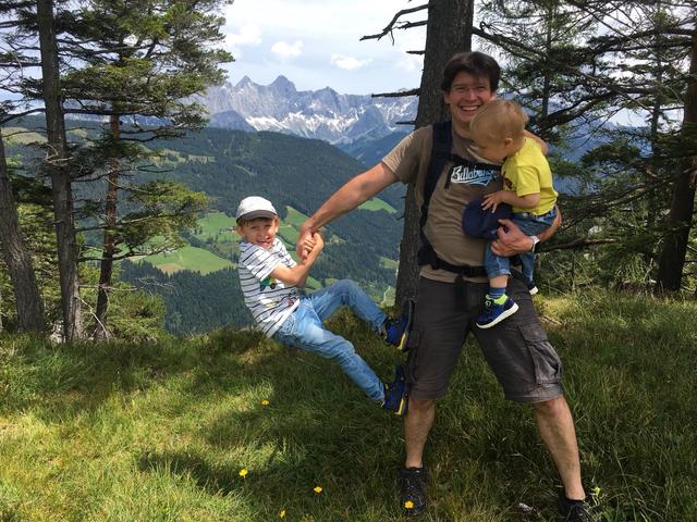 Clemens Schmoll mit seinen beiden Söhnen.