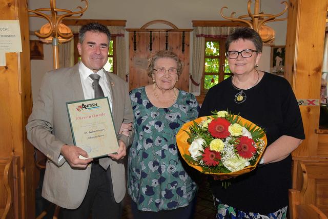 Zum 85. Geburtstag von Johanna Korn aus Angern gratulierte Bürgermeister Robert Meißl. | Foto: Gemeinde Angern