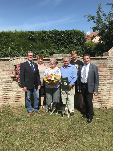 Bürgermeister Robert Meißl und Gemeinderat Peter Schattovich gratulierten Anna und Franz Hermann aus Angern zur goldenen Hochzeit. Gratulanten:  | Foto: Gemeinde Angern