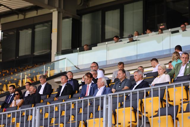Zahlreiche Ehrengäste waren bei der Präsentation im Linzer Stadion anwesend.