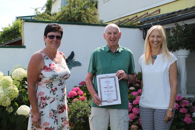 Stadträtin Ursula Adamek und Bürgermeisterin Monika Obereigner-Sivec gratulieren Robert Nemec zum 80. Geburtstag.