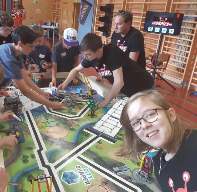 Motiviert gehts ans Bauen. | Foto: Privat