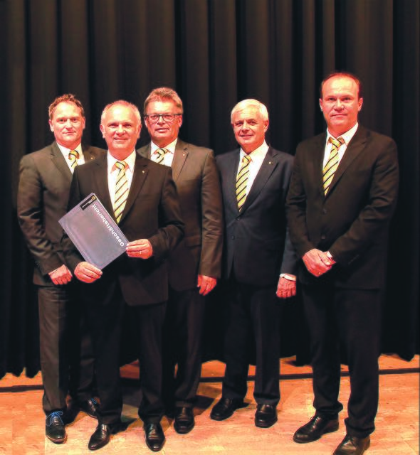 Blicken zurück auf ein erfolgreiches Jahr 2019: Geschäftsleiter Günter Penthor, Direktor Ewald Richter, Obmann Berthold Schlaffer, Aufsichtsrats-Vorsitzender Karl Pratl und Geschäftsleiter Jürgen Böhm (von links). | Foto: Raiffeisen