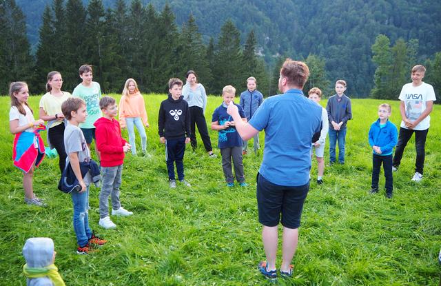 die Jugengruppe mit einem Almständchen