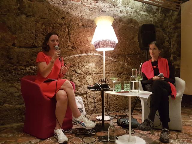 Gänsehautsalon im Art Hotel Blaue Gans. Tina Heine stellt die Frage: "Und, was jetzt, Frau Gutjahr" (v.l.: T. Heine, E. Gutjahr)