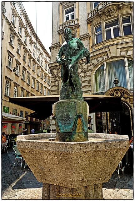 Der Tuchmacherbrunnen mit der Gedenktafel: Hier stand einst der Schöne Brunnen