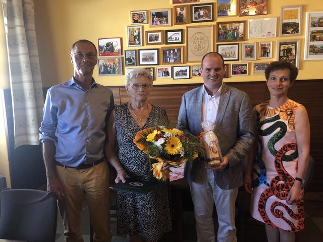 Zum 80. Geburtstag von Elfriede Bleidt aus Ollersdorf überbrachte Rene Zonschits die Glückwünsche. | Foto: Gemeinde Angern