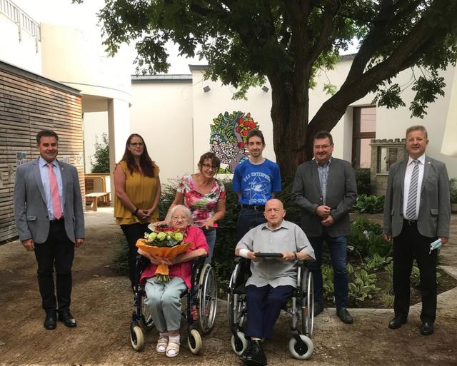 Das Ehepaar Libansky aus Grub feierte gleich zwei Jubiäen nämlich den 95. Geburtstag von Alfred Libansky und die Gnaden-Platin Hochzeit Rosa und Alfred Libansky
Auch Bürgermeister Robert Meißl und Ortsvorsteher Ernst Hahn gratulierten herzlich. | Foto: Gemeinde Angern