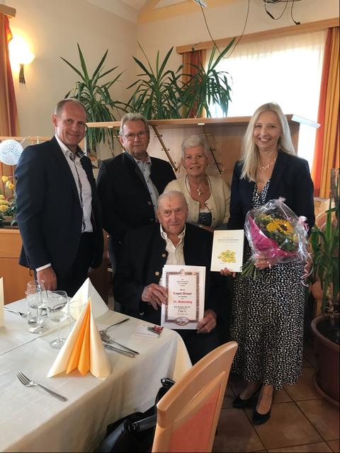  Zum 95. Geburtstag von Rupert Breuer aus Rutzendorf gratulierten Bürgermeisterin Monika Obereigner-Sivec und Ortsvorsteher Alfred Steininger im Namen der Stadtgemeinde Groß-Enzersdorf. | Foto: Stadtgemeinde Groß-Enzersdorf