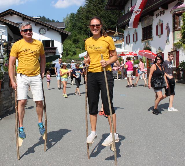 Erster Tag der Kössener Fest/Spiele bei idealem Wetter, Hans Knoll und Carina Berger als Stelzengeher.