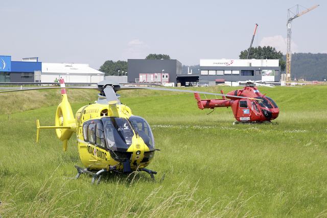 Mit zwei Rettungshubschraubern und zwei Rettungswägen wurden die Verletzten in Spitäler gebracht.  | Foto: Manfred Fesl