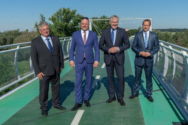 von links: Josef Reiter, Bürgermeister von Engelhartstetten, Juraj Droba, Kreishauptmann des Kreises Bratislava, Martin Eichtinger, Europa-Landesrat Darius Krajcir, Bürgermeister von Devinska Nova Ves
 | Foto: zVg