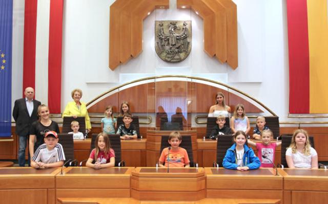 Die Kinder der Ferienbetreuung Stotzing besuchten den burgenländischen Landtag. | Foto: Büro Verena Dunst