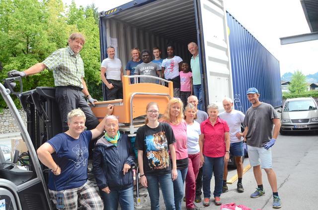 Elisabeth Cerwenka (2. von links) und ihr Verlade-Trupp vor einem der drei Container, die dieser Tage auf die Reise nach Ghana gingen. | Foto: Nageler