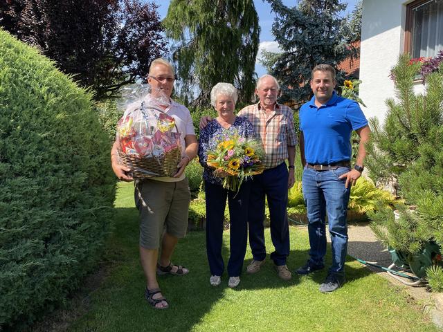 Bürgermeister Alexander Gary und Vizebürgermeister Werner Kurz gratulierten dem Ehepaar Herta und Robert Rieder zur Diamantenen Hochzeit . | Foto: Gemeinde Schönkirchen-Reyersdorf
