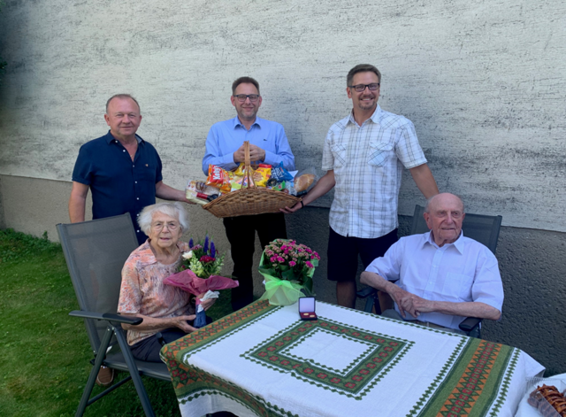 Am 10. Juli feierten Anton und Maria Walk das Fest der Gnadenhochzeit (70. Hochzeitstag).   Bürgermeister Clemens Nagel, Vize Ernst Schwarz
 und Gemeinderat Mario Freiberg gratulierten mit Blumen, Geschenkskorb und Ehrengaben der Gemeinde. | Foto: Karin Walk