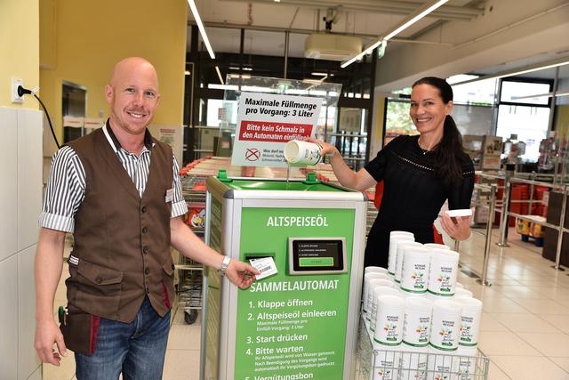 Daniela Wimmer und Attila Magyarics zeigen vor, wie einfach das Speiseöl-Recycling funktioniert.
