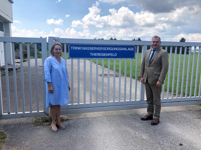 Die Sprecherin der Bürgerinitiative Barbara Mayrhuber-Pfaller und Landtagsabgeordneter Franz Dinhobl vor der Trinkwasserversorgungsanlage. | Foto: VPNÖ