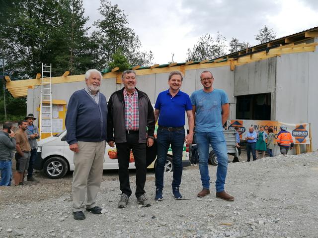 Bei der Firstfeier v.l.: Bgm. Robert Denifl, Teilhaber Kurt Schwarz, Tiefbauamtsleiter Franz Voglbauer und Robert Hammer vom Ingenieurbüro Sprenger.