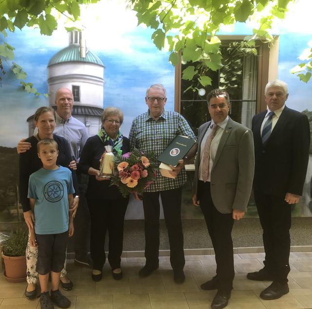 Die Marktgemeinde Angern gratulierte Elisabeth und Rudolf Losert zur goldenen Hochzeit. Gratulanten: Bürgermeister Robert Meißl und Ortsvorsteher Gerald Willinger. | Foto: Gemeinde Angern