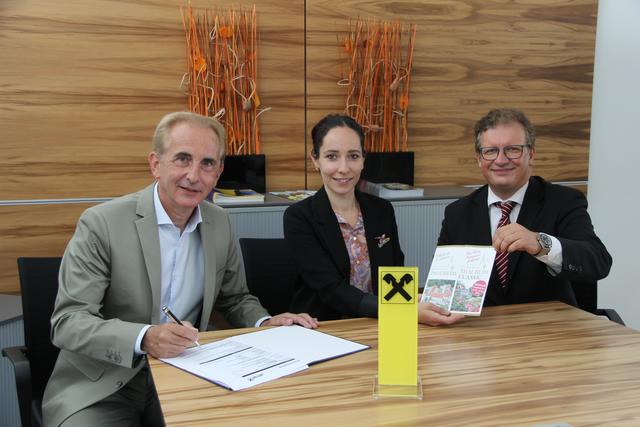 Dr. Michael Hofbauer und Anastasia Irmiyaeva, von Schloss Thalheim Classic, sowie Dir. Gerhard Buchinger, Geschäftsleiter der Raiffeisenbank Region St. Pölten, bei der neuerlichen Vertragsunterzeichnung zur Fortführung eines erfolgreichen Weges. | Foto: Raiffeisen