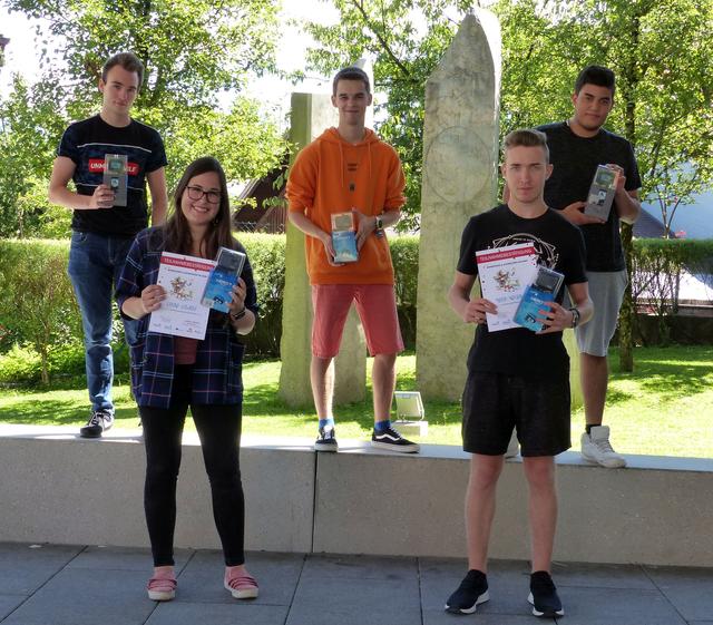 Alexander Zorec, Huba Csicsics, Rafael Payet (hinten v.li.), Carina Schwarz und Mario Neuhauser (vorne v.li.) begeisterten mit wiederverwendbaren Stoff-sackerl bei „Mitmischen und Aufmischen im Dorf“ die Jury. Sie sind alle aus der 4 AHWII-Klasse (Abteilung Metall: Wirtschaftsingenieur-Betriebsinformatik). | Foto: HTL Hallein