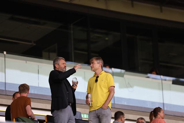 Sportchef Jürgen Werner im Gespräch mit Sky-Reporter Roland Streinz.