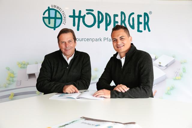 Den beiden Geschäftsführern Harald (li.) und Thomas Höpperger (re.) ist Sicherheit im Betrieb ein großes Anliegen. | Foto: Foto: Höpperger