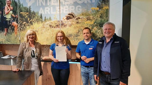 Die Lehre hat goldenen Boden: "Lehrling des Monats Juli 2020" Michelle Falch (2.v.l.) mit LRin Beate Palfrader, Simon Matt und Patrick Pangratz (v.l.).