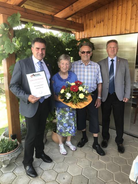 Die Marktgemeinde Angern gratulierte Johann Pesau zum 80. Geburtstag. Gratulanten: Bürgermeister Robert Meißl und Ortsvorsteher Ernst Hahn. | Foto: Gemeinde Angern