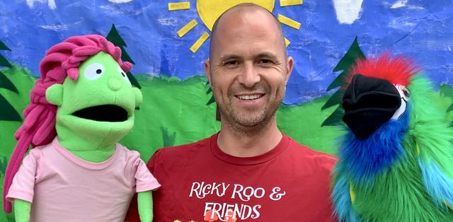 Christian Rachowicz (früher: Raber) mit zwei seiner Stars: Mira (links) und Ricky Roo (rechts). | Foto: Privat